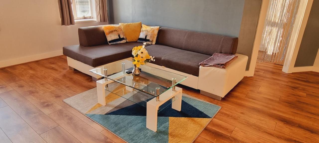 Modern And Spacious Centre Apartment Swansea