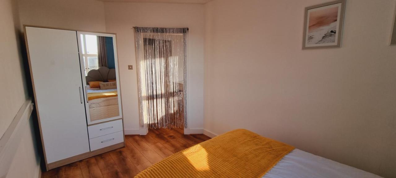 Modern And Spacious Centre Apartment Swansea