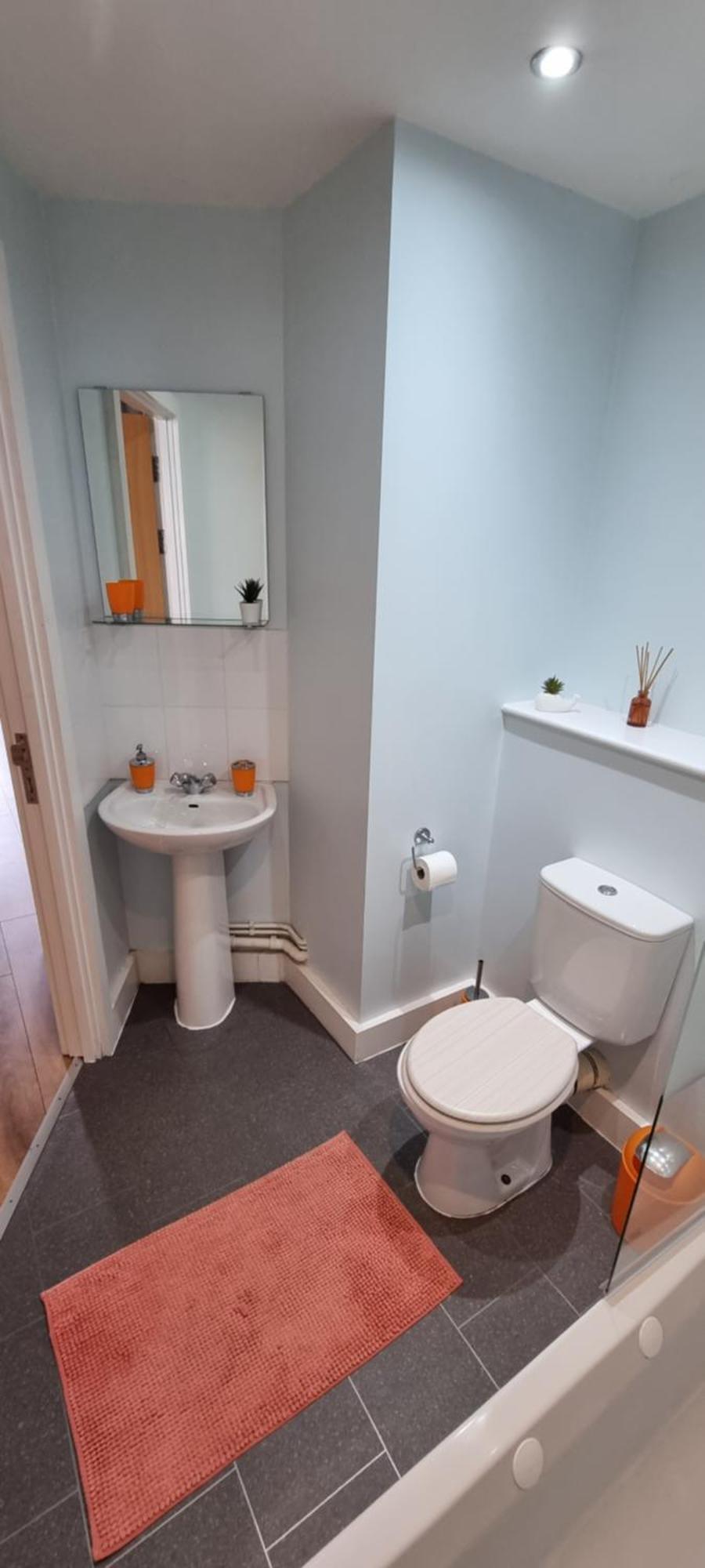 Modern And Spacious Centre Apartment